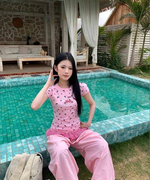 AsheKsha(アシクシャ)の「甘くクールな少女、チェリーストーン付きTシャツ(Tシャツ/カットソー・レディース・ピンク/グレー・M)」の11枚目の写真