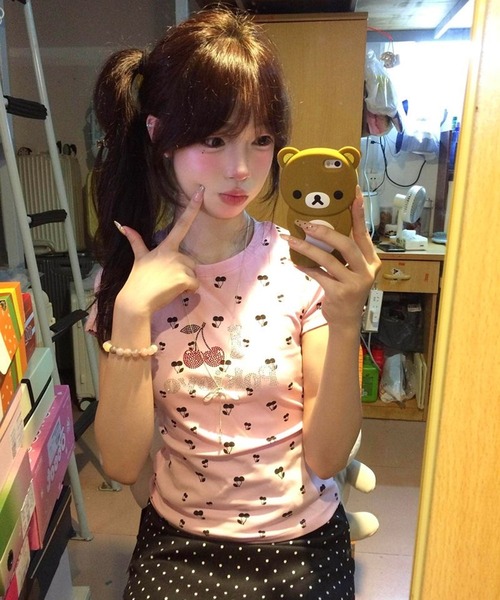 AsheKsha(アシクシャ)の「甘くクールな少女、チェリーストーン付きTシャツ(Tシャツ/カットソー・レディース・ピンク/グレー・M)」の12枚目の写真