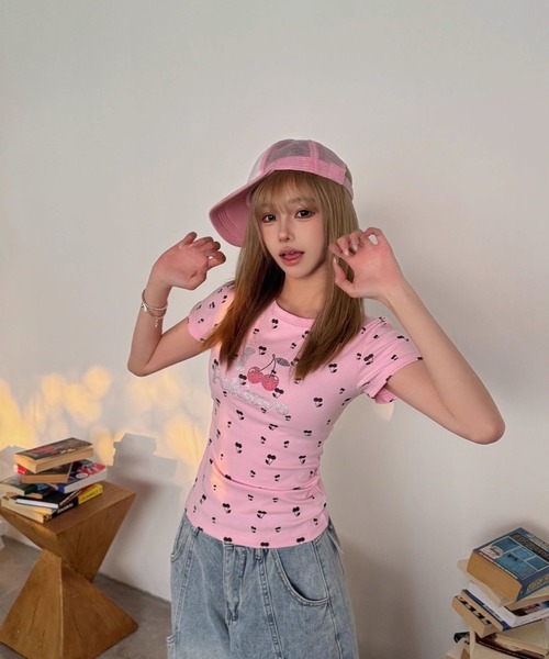 AsheKsha(アシクシャ)の「甘くクールな少女、チェリーストーン付きTシャツ(Tシャツ/カットソー・レディース・ピンク/グレー・M)」の14枚目の写真