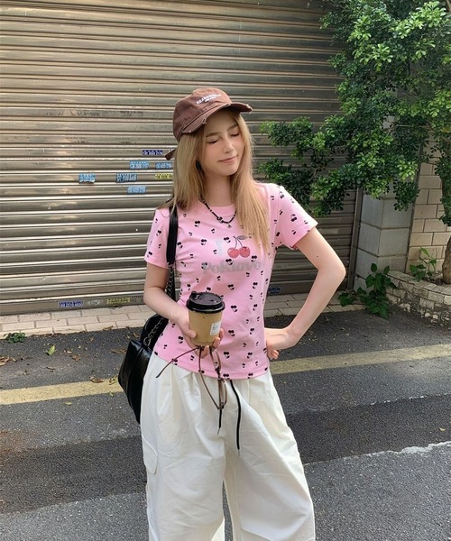 AsheKsha(アシクシャ)の「甘くクールな少女、チェリーストーン付きTシャツ(Tシャツ/カットソー・レディース・ピンク/グレー・M)」の18枚目の写真