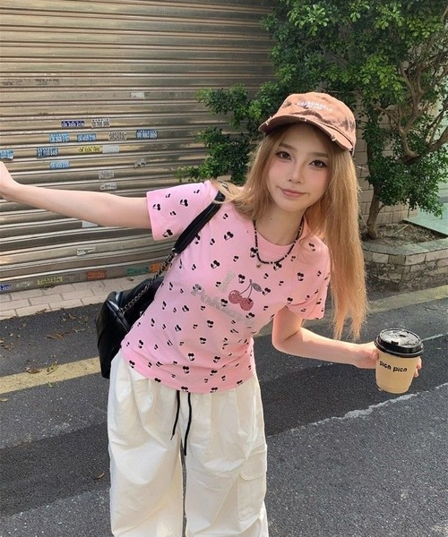 AsheKsha(アシクシャ)の「甘くクールな少女、チェリーストーン付きTシャツ(Tシャツ/カットソー・レディース・ピンク/グレー・M)」の20枚目の写真