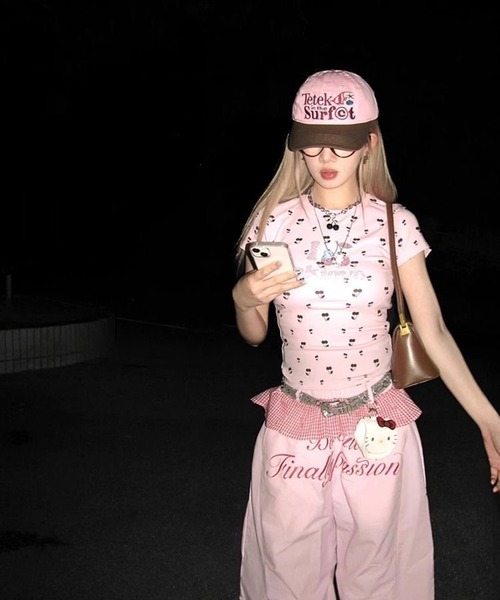 AsheKsha(アシクシャ)の「甘くクールな少女、チェリーストーン付きTシャツ(Tシャツ/カットソー・レディース・ピンク/グレー・M)」の22枚目の写真