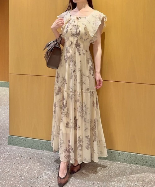 SNIDEL(スナイデル)の「プリーツプリントワンピース(ワンピース・レディース・イエロー/ライトブルー/ピンクベージュ・0/00/2/1)」の1枚目の写真