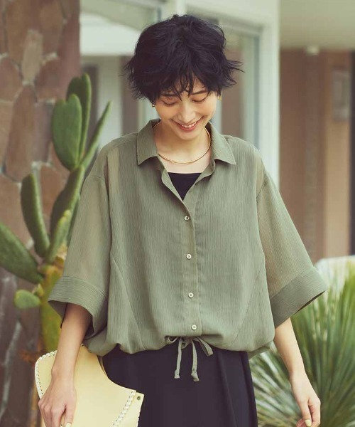 IEDIT(イディット)の「IEDIT すそドロストでインしてる風にできる接触冷感シアーハーフスリーブシャツ(シャツ/ブラウス・レディース・ダークグレー/カーキ・L/M/3L/LL)」の2枚目の写真