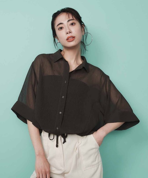 IEDIT(イディット)の「IEDIT すそドロストでインしてる風にできる接触冷感シアーハーフスリーブシャツ(シャツ/ブラウス・レディース・ダークグレー/カーキ・L/M/3L/LL)」の1枚目の写真