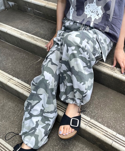 CRB(シーアールビー)の「迷彩カーゴパンツ(カーゴパンツ・レディース・グレー・M/L)」の2枚目の写真