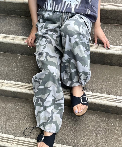CRB(シーアールビー)の「迷彩カーゴパンツ(カーゴパンツ・レディース・グレー・M/L)」の3枚目の写真