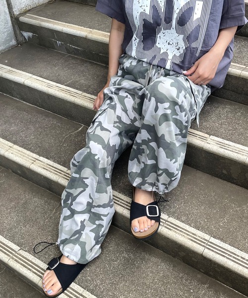 CRB(シーアールビー)の「迷彩カーゴパンツ(カーゴパンツ・レディース・グレー・M/L)」の4枚目の写真