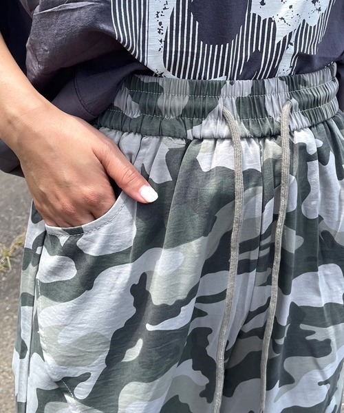 CRB(シーアールビー)の「迷彩カーゴパンツ(カーゴパンツ・レディース・グレー・M/L)」の12枚目の写真
