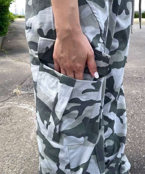 CRB(シーアールビー)の「迷彩カーゴパンツ(カーゴパンツ・レディース・グレー・M/L)」の13枚目の写真