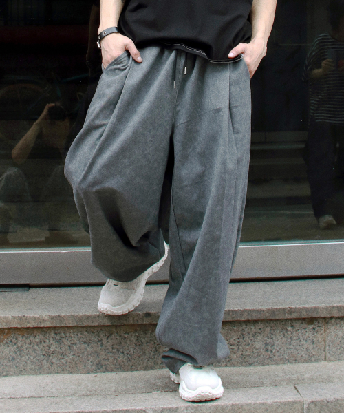 DEMARC(ドゥマーク)の「M Grunge washing side one tuck curved wide pants charcoal(その他パンツ・メンズ・チャコール・MEDIUM/LARGE)」の2枚目の写真