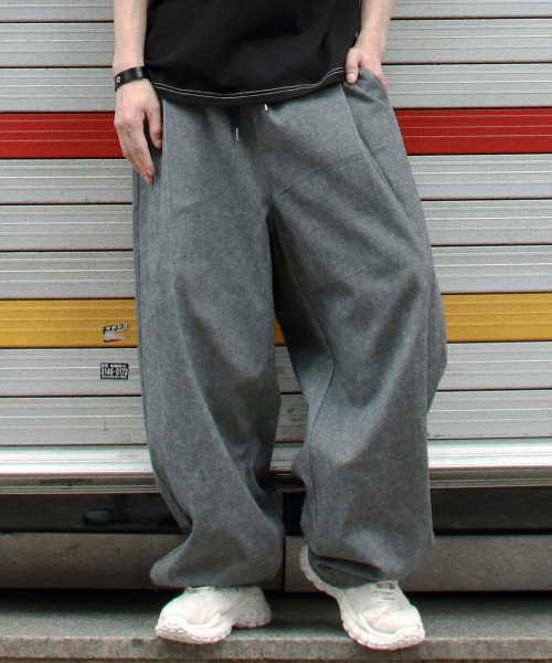 DEMARC(ドゥマーク)の「M Grunge washing side one tuck curved wide pants charcoal(その他パンツ・メンズ・チャコール・MEDIUM/LARGE)」の3枚目の写真