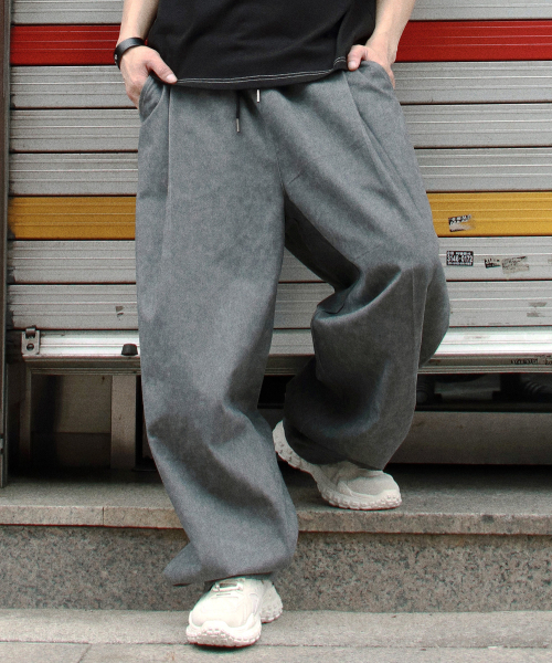DEMARC(ドゥマーク)の「M Grunge washing side one tuck curved wide pants charcoal(その他パンツ・メンズ・チャコール・MEDIUM/LARGE)」の4枚目の写真