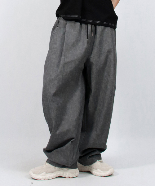 DEMARC(ドゥマーク)の「M Grunge washing side one tuck curved wide pants charcoal(その他パンツ・メンズ・チャコール・MEDIUM/LARGE)」の5枚目の写真