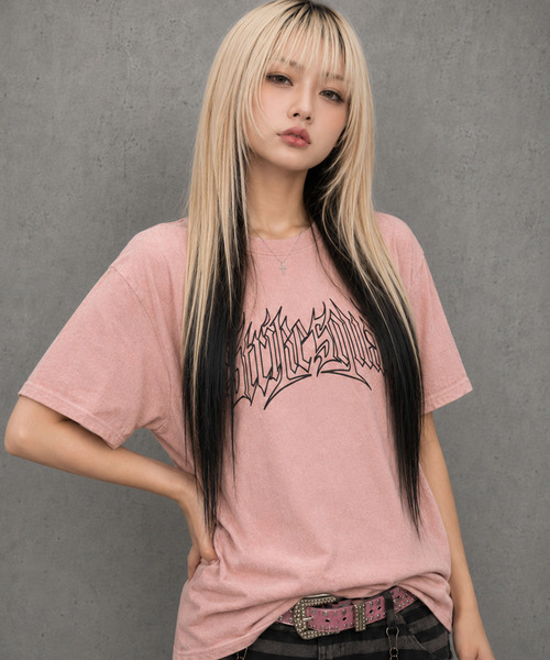SILVER BULLET(シルバーバレット)の「『SILVER BULLET SELECT AP/シルバーバレットセレクト』フェイクスウェードメタルロゴ刺繍半袖Tシャツ(Tシャツ/カットソー・メンズ・チャコール/ピンク・M/L)」の2枚目の写真