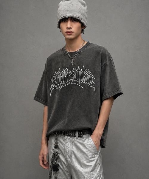 SILVER BULLET(シルバーバレット)の「『SILVER BULLET SELECT AP/シルバーバレットセレクト』フェイクスウェードメタルロゴ刺繍半袖Tシャツ(Tシャツ/カットソー・メンズ・チャコール/ピンク・M/L)」の14枚目の写真
