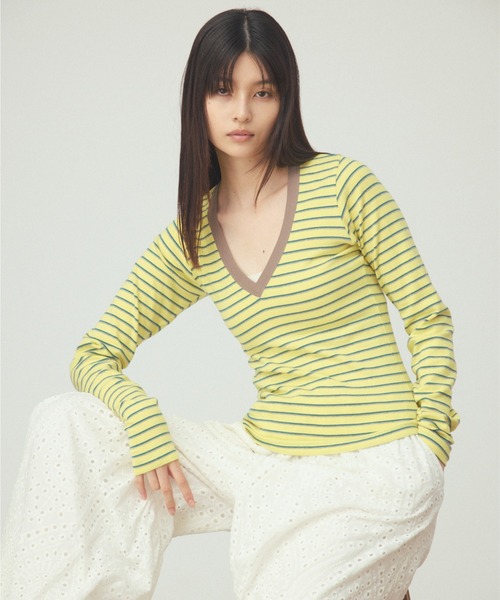 &enece(アンドエネス)の「Vネック ボーダー ロングスリーブカットソー(Tシャツ/カットソー・レディース・ブルー/イエロー/グレー・FREE)」の1枚目の写真