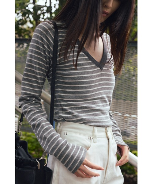 &enece(アンドエネス)の「Vネック ボーダー ロングスリーブカットソー(Tシャツ/カットソー・レディース・ブルー/イエロー/グレー・FREE)」の7枚目の写真