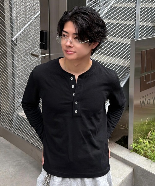 ADAMASTE(アダマスト)の「Slub Short Henley Neck L/S Tee - スラブ短丈ヘンリーネックロングスリーブT(Tシャツ/カットソー・メンズ・ブラック/ホワイト・SMALL/MEDIUM/LARGE)」の2枚目の写真