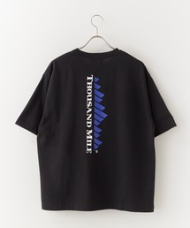 THOUSAND MILE/サウザンドマイル SHORT SLEEVE PRINT T-SHIRT VERTICAL LOGO ビッグプリント ロゴ刺繍 クルーネックTシャツ 2026年 夏 夏服