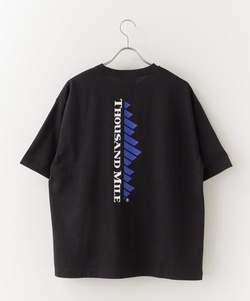 THOUSAND MILE(サウザンドマイル)の「THOUSAND MILE/サウザンドマイル SHORT SLEEVE PRINT T-SHIRT VERTICAL LOGO ビッグプリント ロゴ刺繍 クルーネックTシャツ 2026年 夏 夏服(Tシャツ/カットソー・メンズ・ブラック・XS)」の1枚目の写真