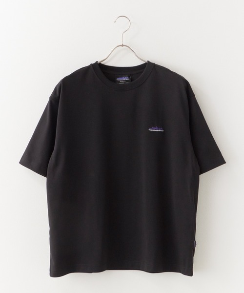 THOUSAND MILE(サウザンドマイル)の「THOUSAND MILE/サウザンドマイル SHORT SLEEVE PRINT T-SHIRT VERTICAL LOGO ビッグプリント ロゴ刺繍 クルーネックTシャツ 2026年 夏 夏服(Tシャツ/カットソー・メンズ・ブラック・XS)」の2枚目の写真