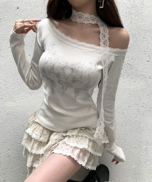 VEILA(ヴェイラ)の「チョーカー風グラフィック長袖トップス(Tシャツ/カットソー・レディース・ホワイト/スモークグレー/ブラック・フリー)」の1枚目の写真