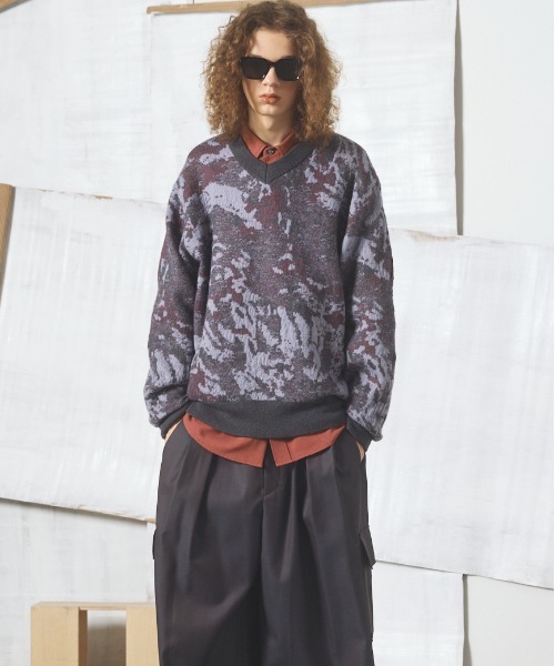 MAISON SPECIAL（メゾンスペシャル）の「《UNISEX》Abstract Pattern Prime-Over V-neck Knit Tops/アブストラクトパターンプライムオーバーVネックニット【MAISON SPECIAL/メゾンスペシャル】（ニット/セーター・メンズ・ダークブルー/パープル・0/1/2）」の6枚目の写真