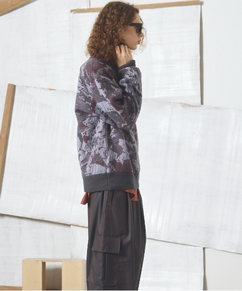MAISON SPECIAL（メゾンスペシャル）の「《UNISEX》Abstract Pattern Prime-Over V-neck Knit Tops/アブストラクトパターンプライムオーバーVネックニット【MAISON SPECIAL/メゾンスペシャル】（ニット/セーター・メンズ・ダークブルー/パープル・0/1/2）」の7枚目の写真