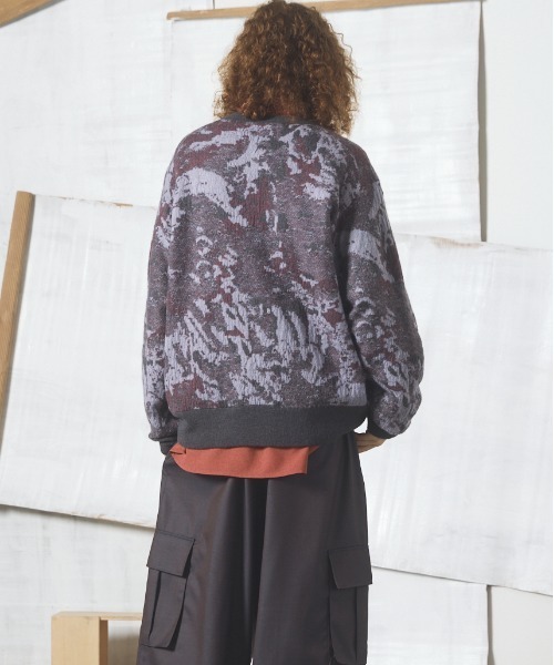 MAISON SPECIAL（メゾンスペシャル）の「《UNISEX》Abstract Pattern Prime-Over V-neck Knit Tops/アブストラクトパターンプライムオーバーVネックニット【MAISON SPECIAL/メゾンスペシャル】（ニット/セーター・メンズ・ダークブルー/パープル・0/1/2）」の8枚目の写真