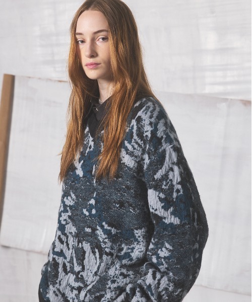 MAISON SPECIAL（メゾンスペシャル）の「《UNISEX》Abstract Pattern Prime-Over V-neck Knit Tops/アブストラクトパターンプライムオーバーVネックニット【MAISON SPECIAL/メゾンスペシャル】（ニット/セーター・メンズ・ダークブルー/パープル・0/1/2）」の12枚目の写真