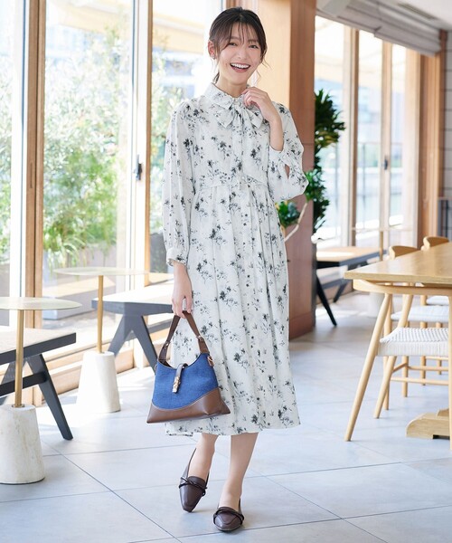 Tiaclasse(ティアクラッセ)の「【安めぐみさん着用・2way】花柄リボンタイシャツワンピース(ワンピース・レディース・ブラック/ブルー/ベージュ/オフホワイト・M/S/L)」の1枚目の写真