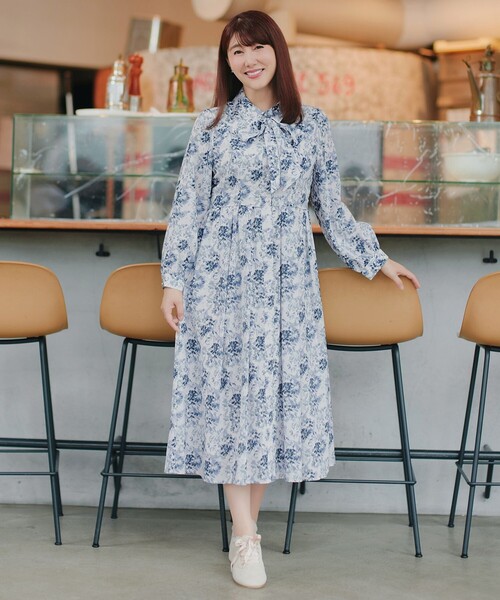 Tiaclasse(ティアクラッセ)の「【安めぐみさん着用・2way】花柄リボンタイシャツワンピース(ワンピース・レディース・ブラック/ブルー/ベージュ/オフホワイト・M/S/L)」の4枚目の写真