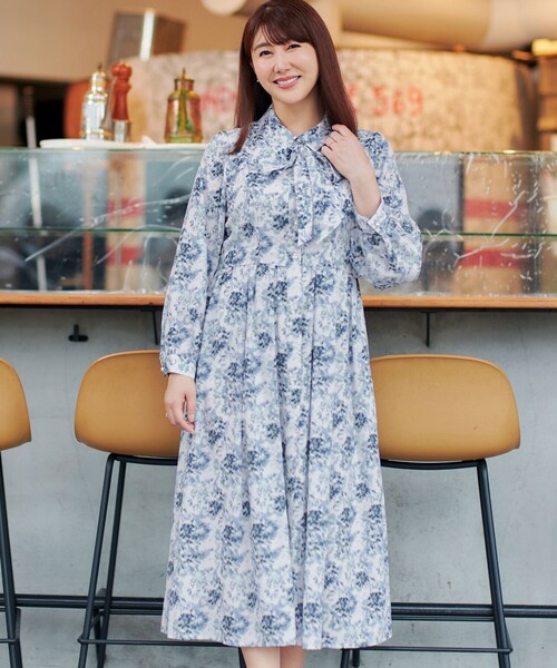 Tiaclasse(ティアクラッセ)の「【安めぐみさん着用・2way】花柄リボンタイシャツワンピース(ワンピース・レディース・ブラック/ブルー/ベージュ/オフホワイト・M/S/L)」の8枚目の写真