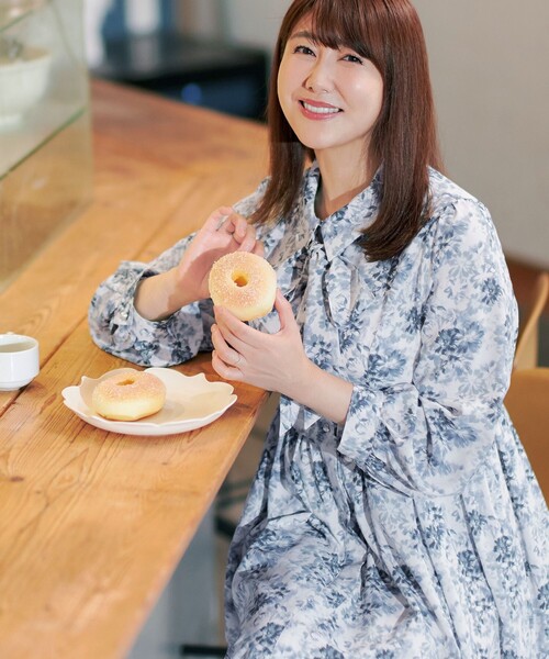 Tiaclasse(ティアクラッセ)の「【安めぐみさん着用・2way】花柄リボンタイシャツワンピース(ワンピース・レディース・ブラック/ブルー/ベージュ/オフホワイト・M/S/L)」の9枚目の写真