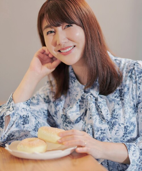 Tiaclasse(ティアクラッセ)の「【安めぐみさん着用・2way】花柄リボンタイシャツワンピース(ワンピース・レディース・ブラック/ブルー/ベージュ/オフホワイト・M/S/L)」の10枚目の写真