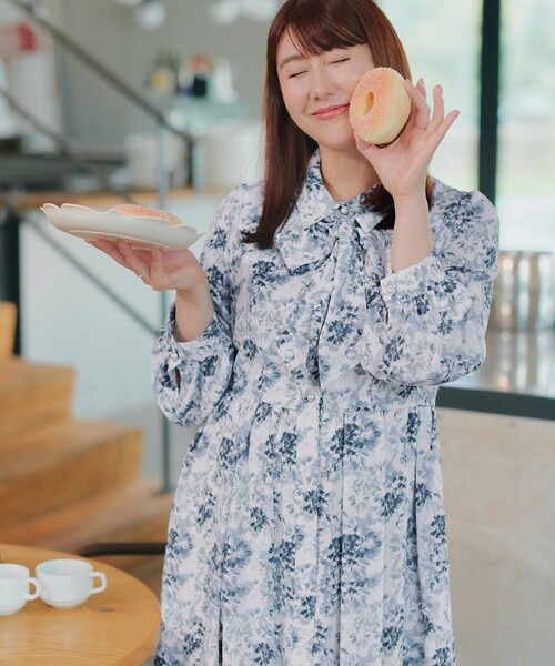 Tiaclasse(ティアクラッセ)の「【安めぐみさん着用・2way】花柄リボンタイシャツワンピース(ワンピース・レディース・ブラック/ブルー/ベージュ/オフホワイト・M/S/L)」の11枚目の写真