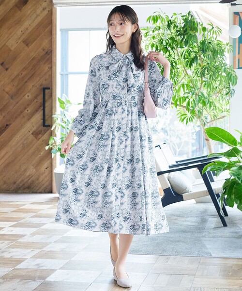 Tiaclasse(ティアクラッセ)の「【安めぐみさん着用・2way】花柄リボンタイシャツワンピース(ワンピース・レディース・ブラック/ブルー/ベージュ/オフホワイト・M/S/L)」の14枚目の写真