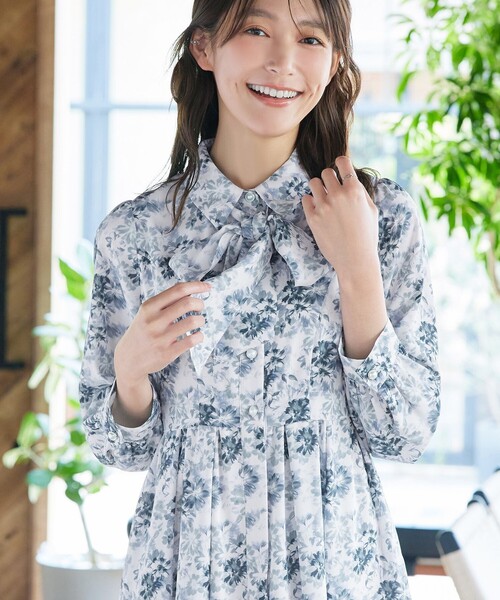 Tiaclasse(ティアクラッセ)の「【安めぐみさん着用・2way】花柄リボンタイシャツワンピース(ワンピース・レディース・ブラック/ブルー/ベージュ/オフホワイト・M/S/L)」の16枚目の写真