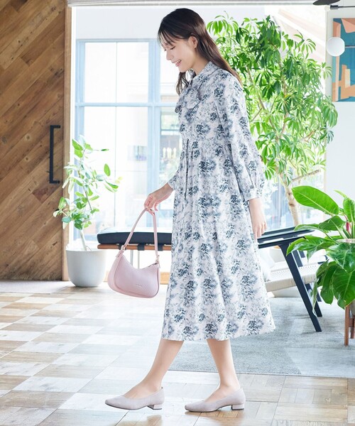 Tiaclasse(ティアクラッセ)の「【安めぐみさん着用・2way】花柄リボンタイシャツワンピース(ワンピース・レディース・ブラック/ブルー/ベージュ/オフホワイト・M/S/L)」の17枚目の写真