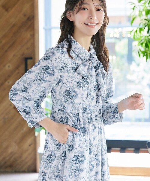 Tiaclasse(ティアクラッセ)の「【安めぐみさん着用・2way】花柄リボンタイシャツワンピース(ワンピース・レディース・ブラック/ブルー/ベージュ/オフホワイト・M/S/L)」の18枚目の写真