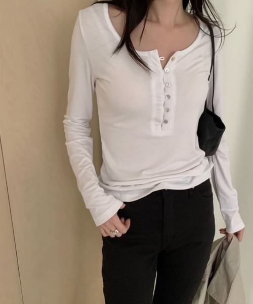 LOENNE(ロエヌ)の「Henley Neck Slim Tee / ヘンリーネックスリムTシャツ(Tシャツ/カットソー・レディース・グレー/ブラック/ライトブルー/アイボリー・FREE)」の6枚目の写真