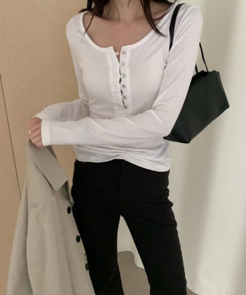 LOENNE(ロエヌ)の「Henley Neck Slim Tee / ヘンリーネックスリムTシャツ(Tシャツ/カットソー・レディース・グレー/ブラック/ライトブルー/アイボリー・FREE)」の8枚目の写真