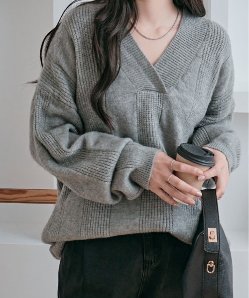 kirakiraShop(キラキラショップ)の「オーバーサイズ Vネック リブ ニット(ニット/セーター・レディース・パープル/レッド/オリーブ/チャコール/オフホワイト/ブラック・FREE)」の1枚目の写真
