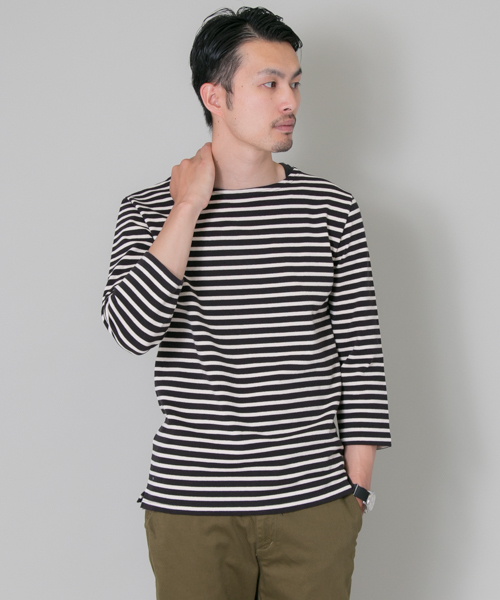 URBAN RESEARCH(アーバンリサーチ)の「UR バスクシャツ(Tシャツ/カットソー・メンズ・ブラック/ブラック系その他/ホワイト/ホワイト系その他/キャメル/グレー・LARGE/SMALL/MEDIUM)」の5枚目の写真