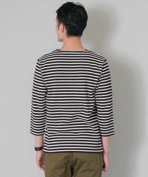 URBAN RESEARCH(アーバンリサーチ)の「UR バスクシャツ(Tシャツ/カットソー・メンズ・ブラック/ブラック系その他/ホワイト/ホワイト系その他/キャメル/グレー・LARGE/SMALL/MEDIUM)」の9枚目の写真