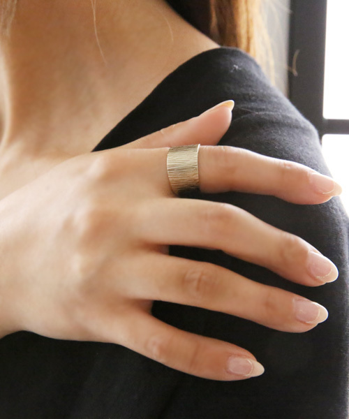queite（ケイト）の「木目調ワイドメタルリング（リング・レディース・ゴールド/シルバー・ﾌﾘ-）」の2枚目の写真