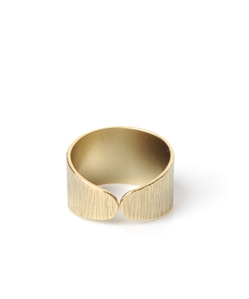 queite（ケイト）の「木目調ワイドメタルリング（リング・レディース・ゴールド/シルバー・ﾌﾘ-）」の5枚目の写真