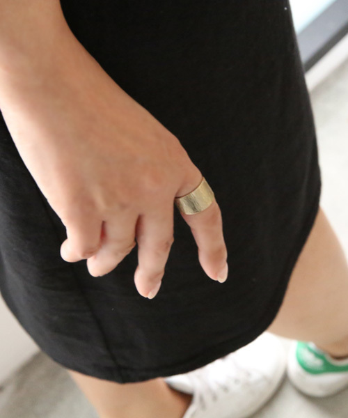 queite（ケイト）の「木目調ワイドメタルリング（リング・レディース・ゴールド/シルバー・ﾌﾘ-）」の6枚目の写真