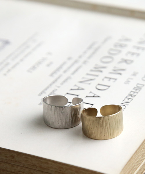 queite（ケイト）の「木目調ワイドメタルリング（リング・レディース・ゴールド/シルバー・ﾌﾘ-）」の7枚目の写真